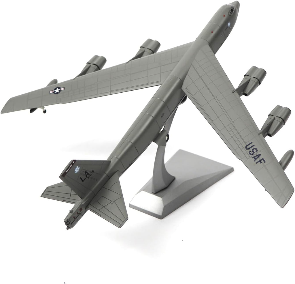B-52 Stratofortress Display Model – 1:200 Scale Strategic Bomber Aircraft