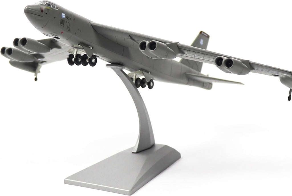 B-52 Stratofortress Display Model – 1:200 Scale Strategic Bomber Aircraft