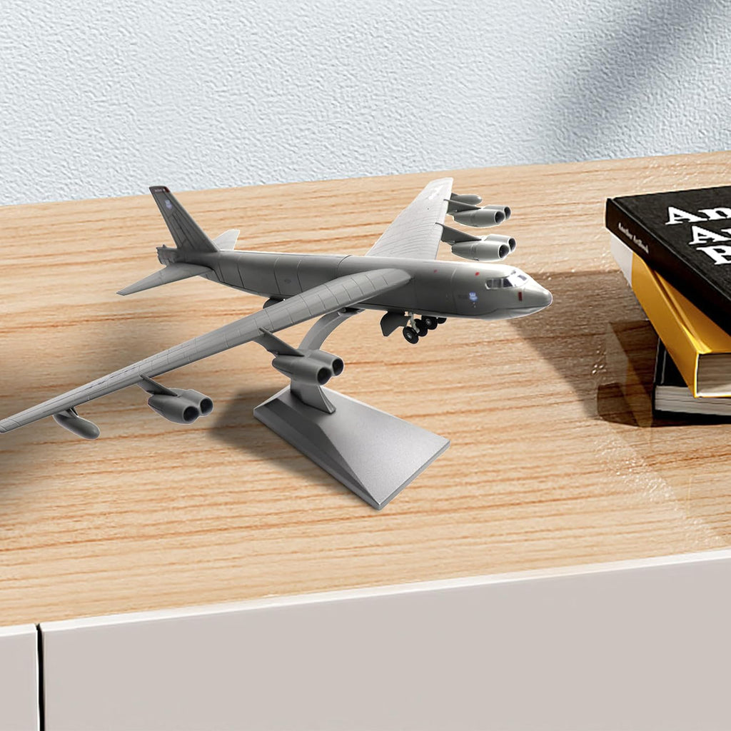 B-52 Stratofortress Display Model – 1:200 Scale Strategic Bomber Aircraft