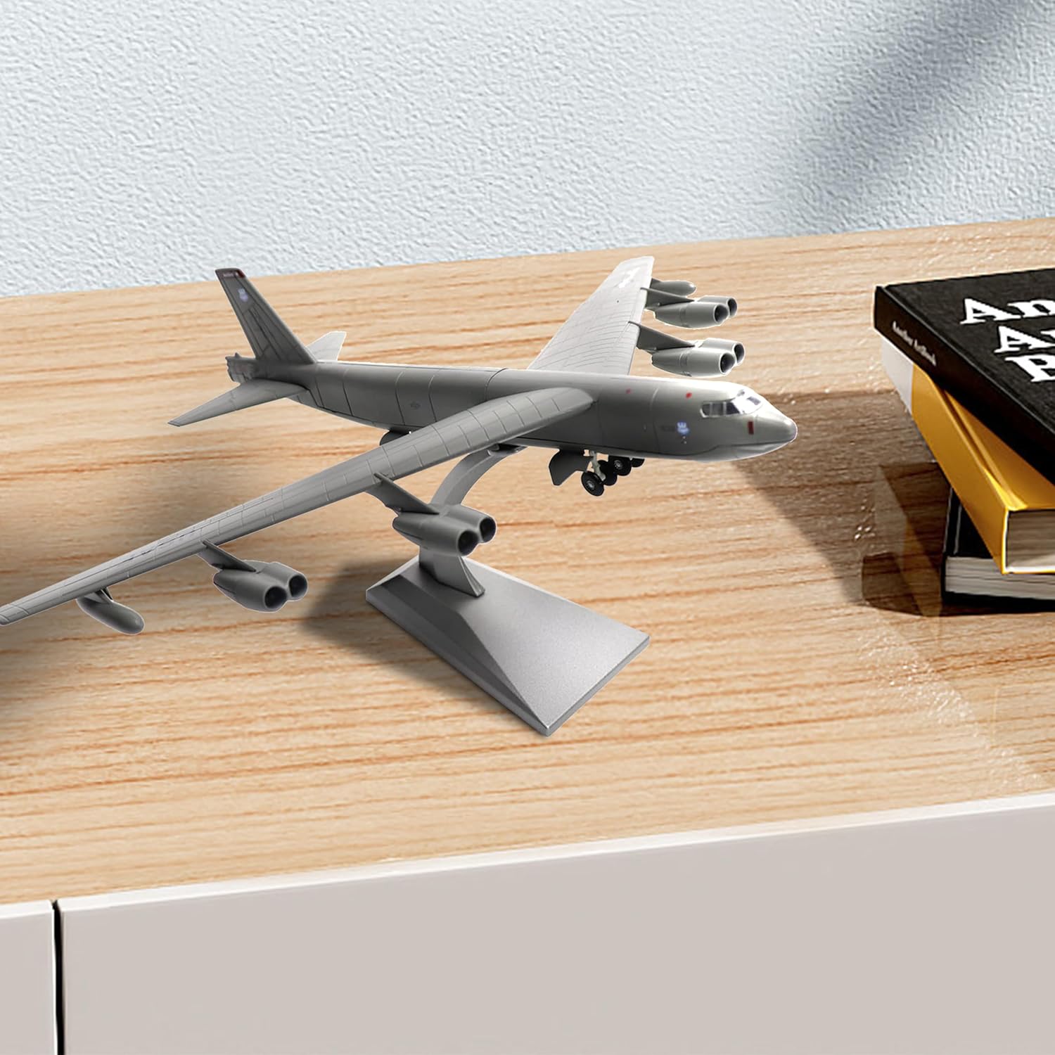 B-52 Stratofortress Display Model – 1:200 Scale Strategic Bomber Aircraft